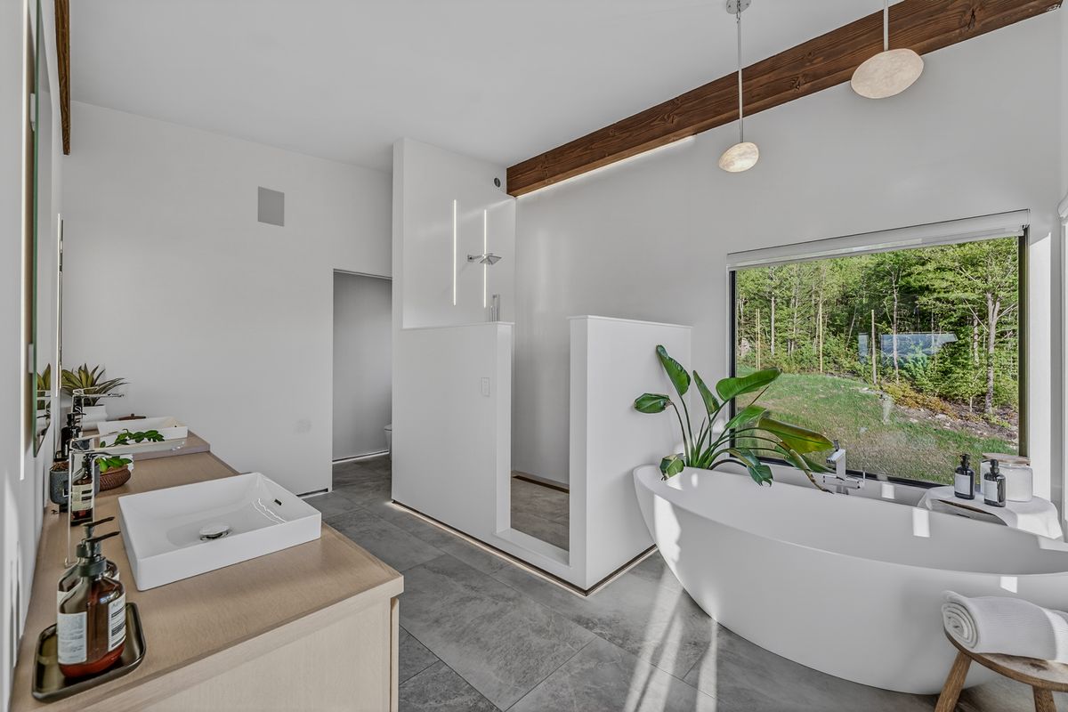 Interior: Spa bath