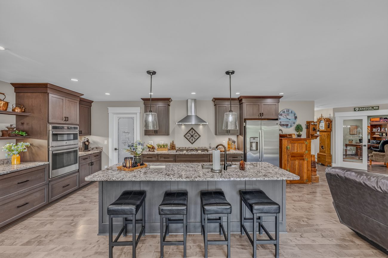 Interior: Kitchen island